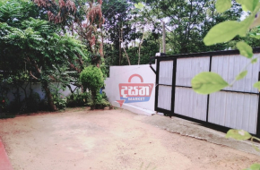 Land with small house in Malabe area